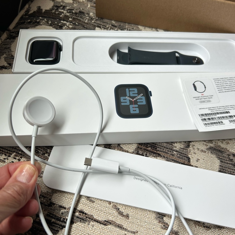 Apple Watch SE (2nd Gen)40mm Sport Band S/M w/charger brand new in original box